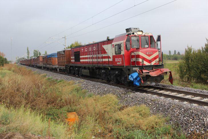 Kütahya'da yük treni kamyonete çarptı: 2 yaralı G3