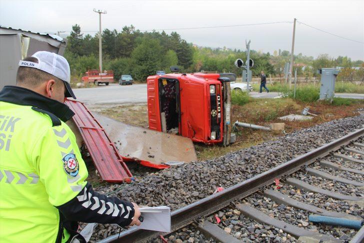 Kütahya'da yük treni kamyonete çarptı: 2 yaralı G4