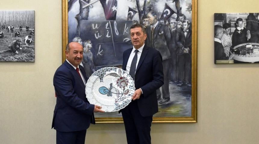 M&uuml;d&uuml;r Başyiğit, Bakan Sel&ccedil;uk&rsquo;a veri madenciliği raporunu sundu