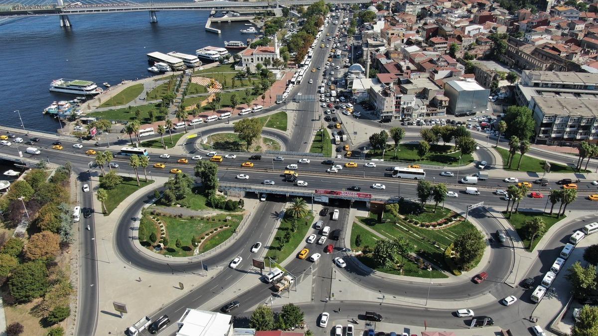 Unkapanı K&ouml;pr&uuml;s&uuml; alt ge&ccedil;idi tehlike sa&ccedil;ıyor