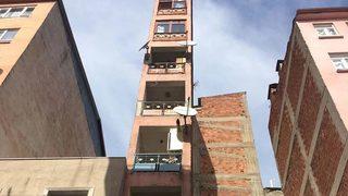 İzmit'teki garip bina görenleri şaşkına çevirdi!