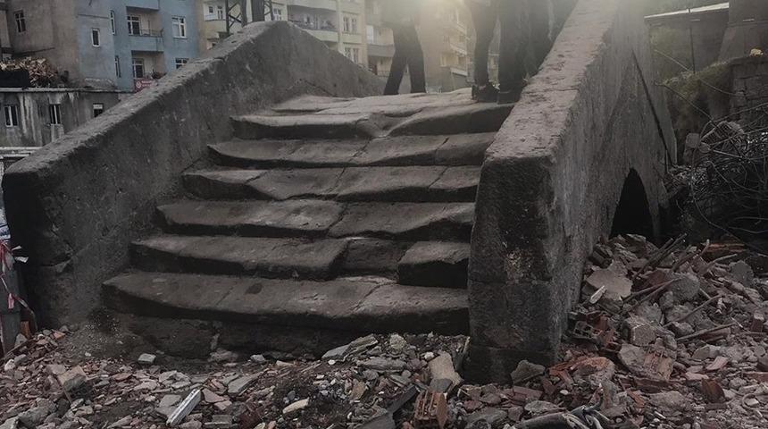 Bitlis&rsquo;te otelin yıkıldı tarihi eserler ortaya &ccedil;ıktı