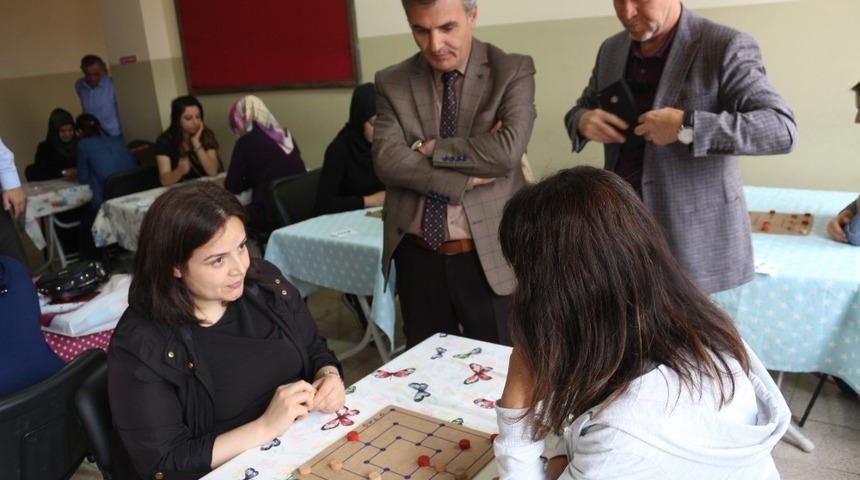 Bu kez anneler yarıştı, &ccedil;ocukları destek oldu