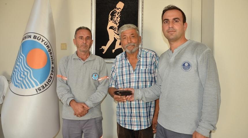 İlaçlama yaparken cüzdan buldular, sahibine ulaştırdılar