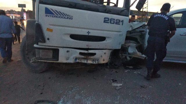 Kamyon ile hafif ticari araç çarpıştı: 2 yaralı