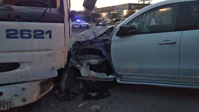 Kamyon ile hafif ticari araç çarpıştı: 2 yaralı