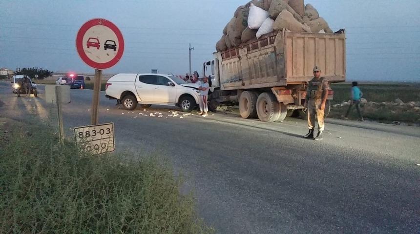 Kamyon ile hafif ticari ara&ccedil; &ccedil;arpıştı: 2 yaralı