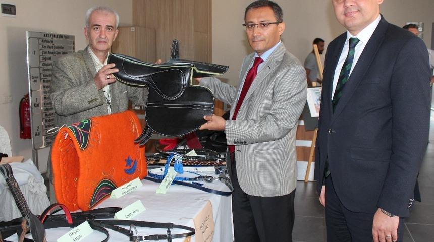 El emeği k&ouml;pek tasmaları ve at eğerleri ilgi odağı oldu