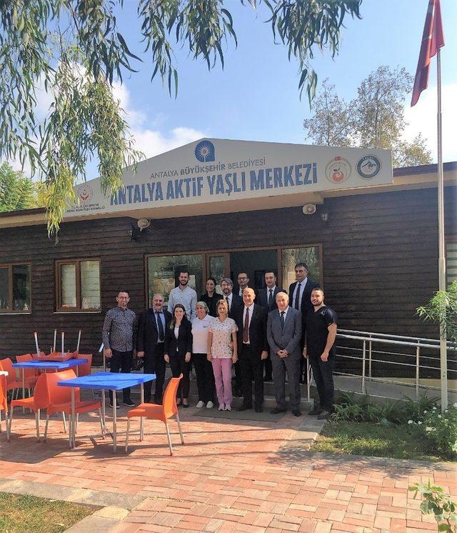 Bakanlık yetkilileri Aktif Yaşlı Merkezinde incelemelerde bulundu