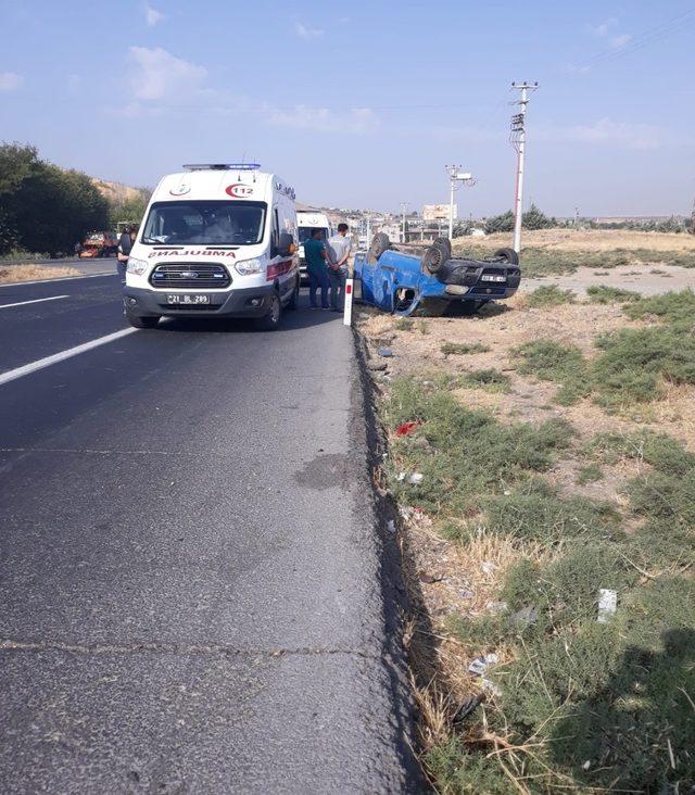 Diyarbakır’da kontrolden çıkan araç takla attı: 3 yaralı