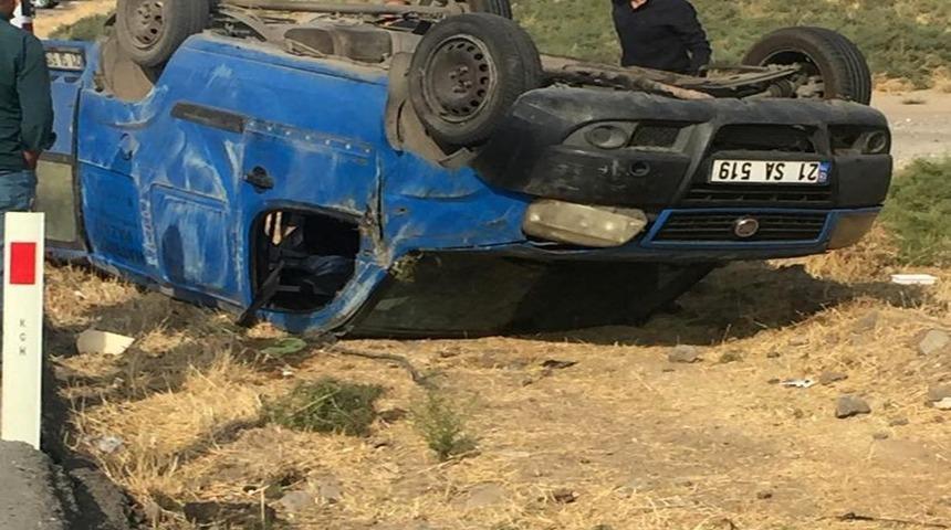 Diyarbakır&rsquo;da kontrolden &ccedil;ıkan ara&ccedil; takla attı: 3 yaralı