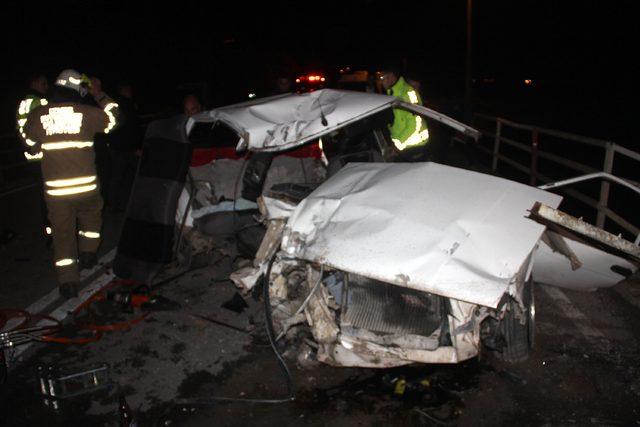 Alkollü sürücü, köprü korkuluklarına çarptı: 2 ölü, 1 yaralı