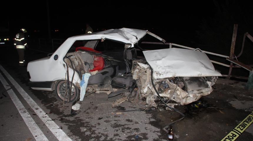 Alkoll&uuml; s&uuml;r&uuml;c&uuml;, k&ouml;pr&uuml; korkuluklarına &ccedil;arptı: 2 &ouml;l&uuml;, 1 yaralı