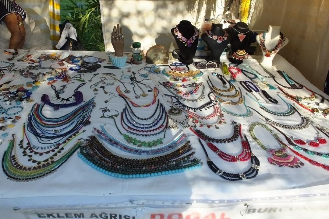 Burhaniye&rsquo;de sezon uzadı gece pazarı g&uuml;nd&uuml;z pazarı oldu