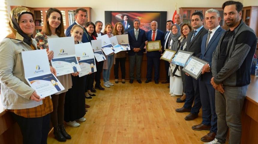 Okul ve &ouml;ğretmenlere kalite belgesi verildi