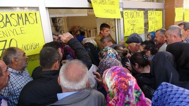 İndirimi duyan koştu, battaniyeler kısa sürede tükendi