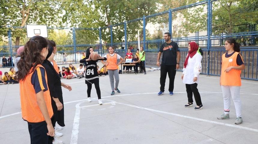 Öğrenciler ve veliler basketbol maçında karşı karşıya geldi