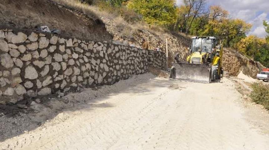 Gürün ilçesinde taş duvar örme çalışmaları