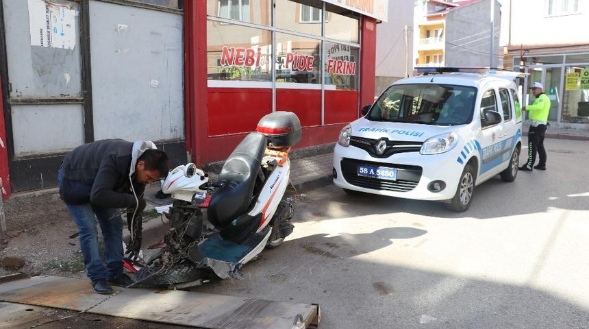 Kaza yaptı, motosikleti bırakıp kaçtı