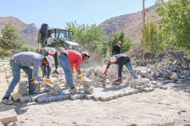 Bitlis Belediyesinin parke çalışmaları devam ediyor