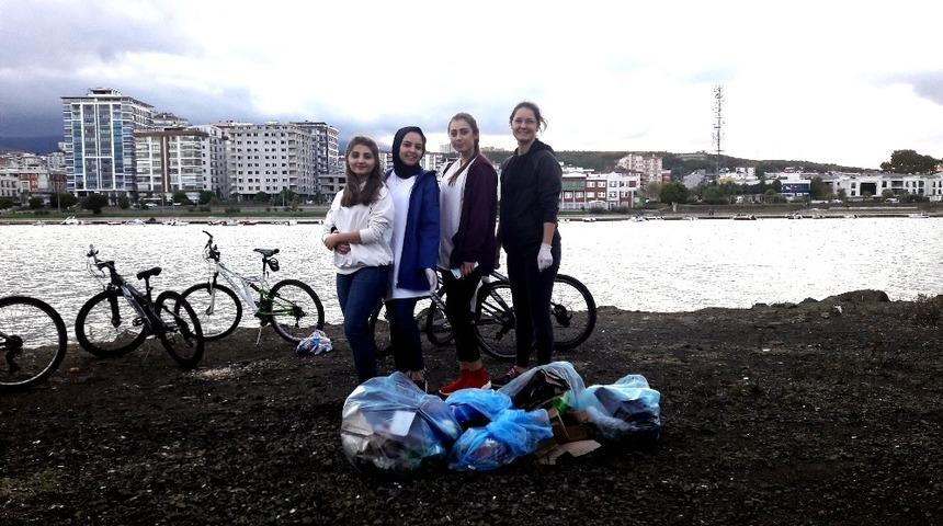 OM&Uuml; &ouml;ğrencilerinden &ccedil;evre temizliği