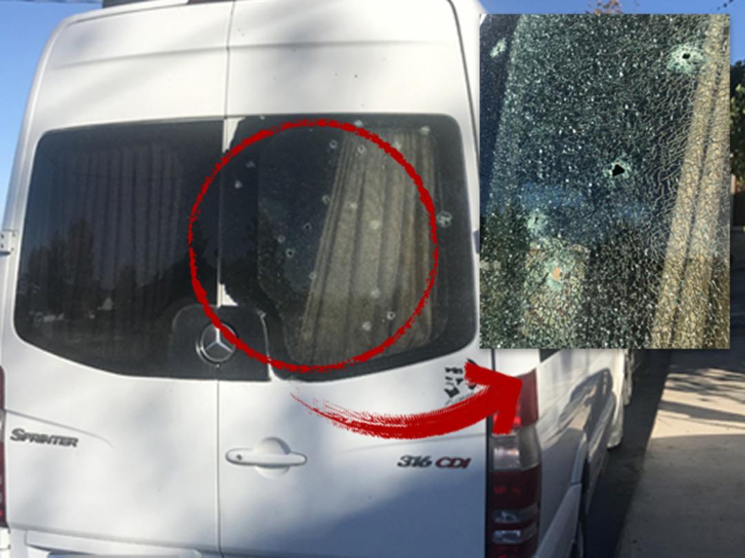 Beykoz'da &ouml;ğrencilerin bulunduğu servis aracını kurşun yağmuruna tuttular