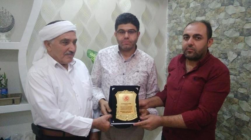 Şehit yakınlarından hayırsever iş adamına plaket