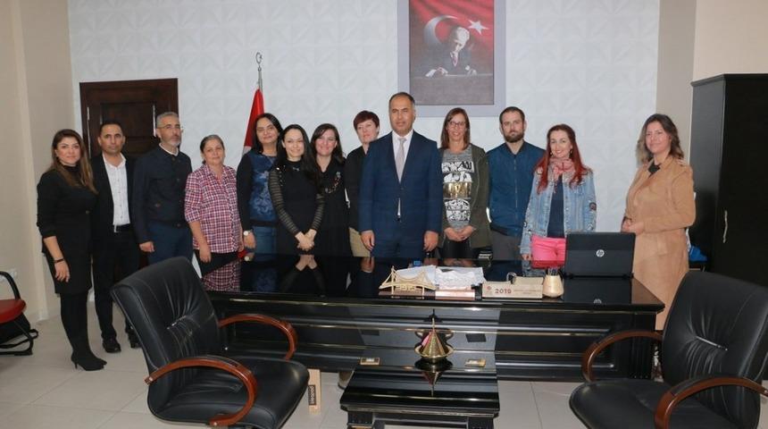 &rsquo;Erasmus+&rsquo; proje ortakları İl&ccedil;e Milli Eğitim M&uuml;d&uuml;r&uuml; Erkan Bilen&rsquo;i ziyaret etti