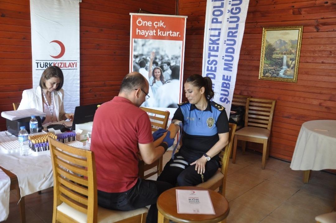 Mersin polisinden &ouml;rnek davranış: K&ouml;k h&uuml;cre bağışında bulundular