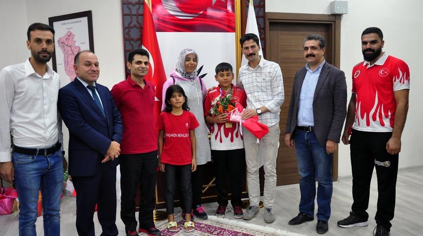 D&uuml;nya şampiyonu Muhammed'e, Derik'te coşkulu karşılama&nbsp;