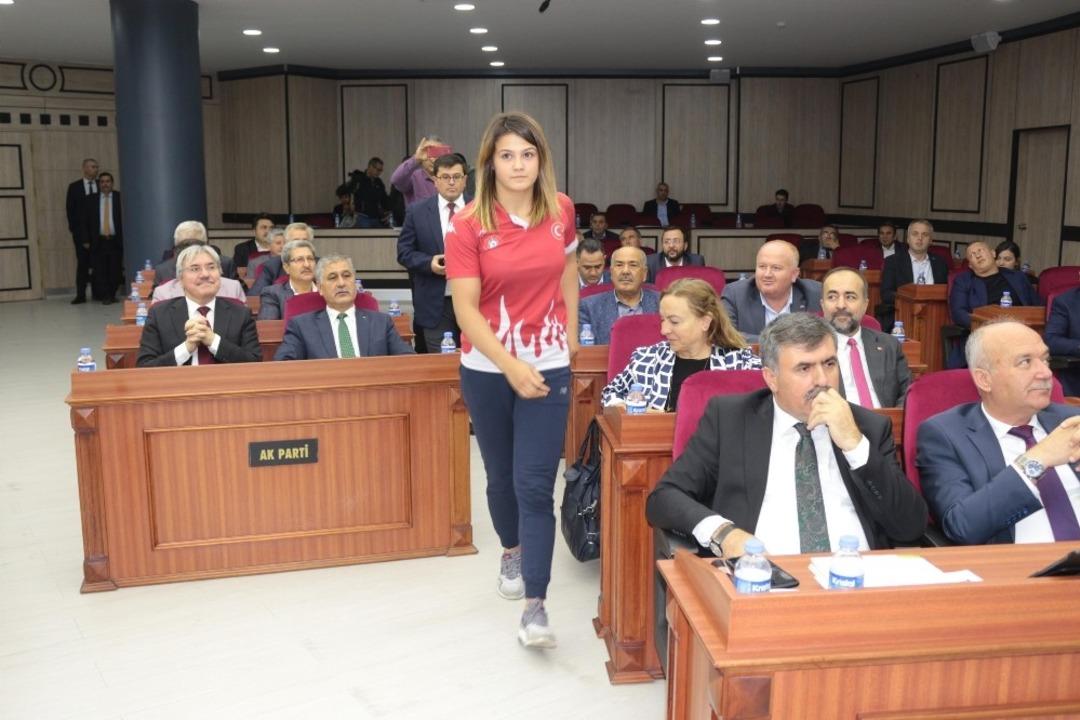 D&uuml;nya şampiyonu B&uuml;y&uuml;kşehir Belediye Meclisi&rsquo;nde