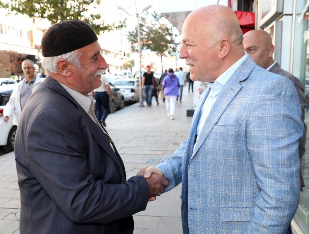 Başkan Sekmen Yakutiye&rsquo;de esnafı gezdi