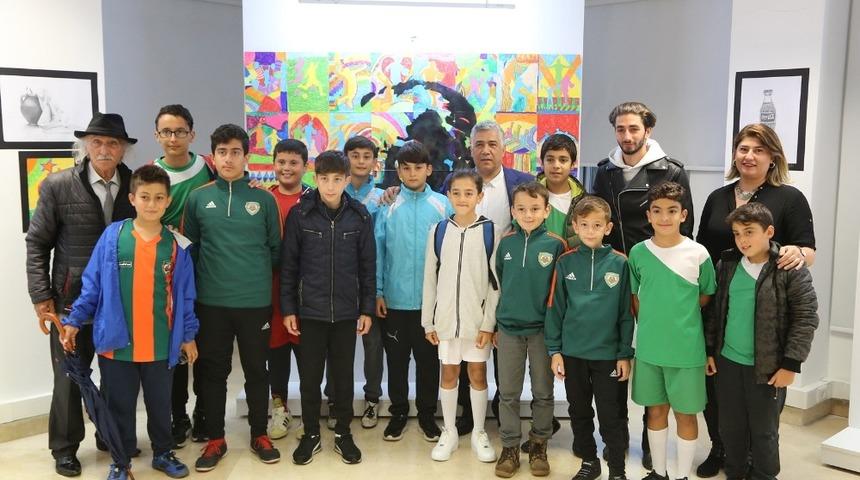 Maltepe&rsquo;de minik futbolculardan resim sergisi