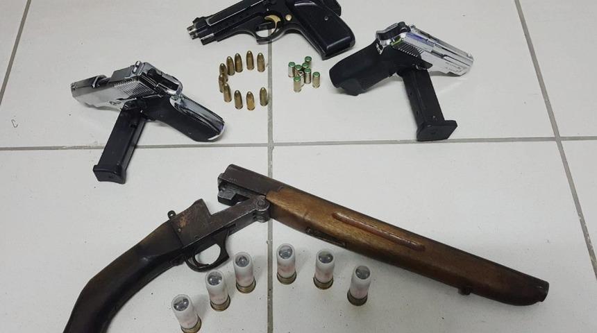 Manisa&rsquo;da durdurulan bir ara&ccedil;tan bir &ccedil;ok silah &ccedil;ıktı