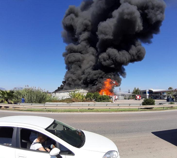Antalya'da soğuk hava deposunda korkutan yangın! Ekipler müdahale ediyor G2