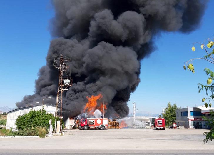 Antalya'da soğuk hava deposunda korkutan yangın! Ekipler müdahale ediyor G3