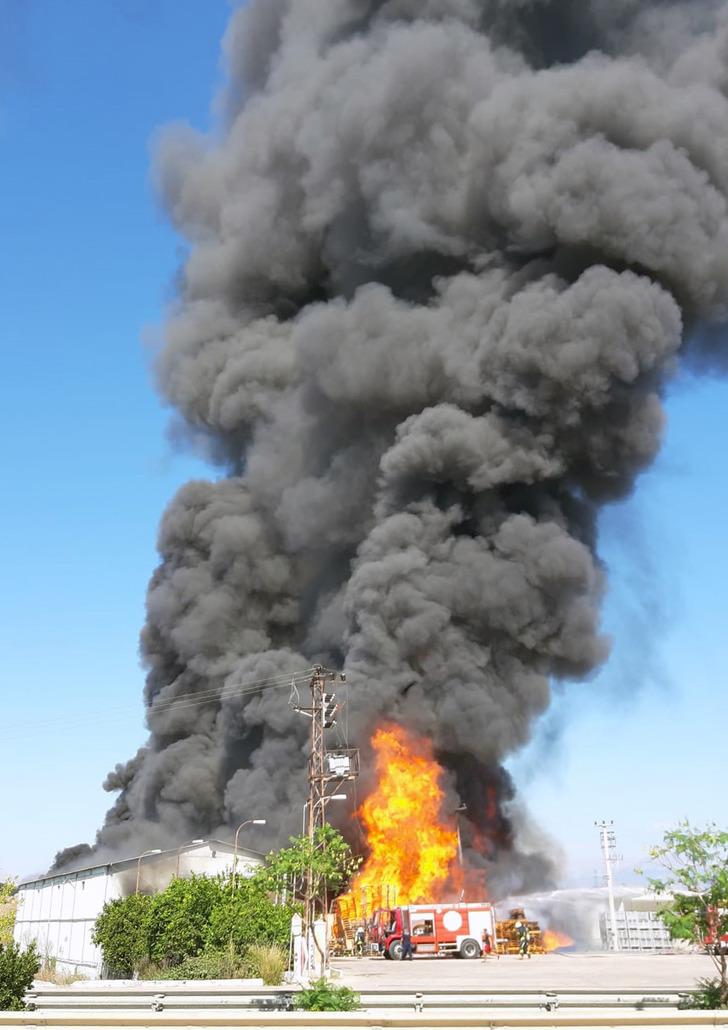 Antalya'da soğuk hava deposunda korkutan yangın! Ekipler müdahale ediyor G4