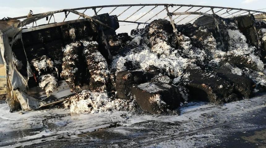 Pamuk yüklü tır seyir halindeyken alev aldı