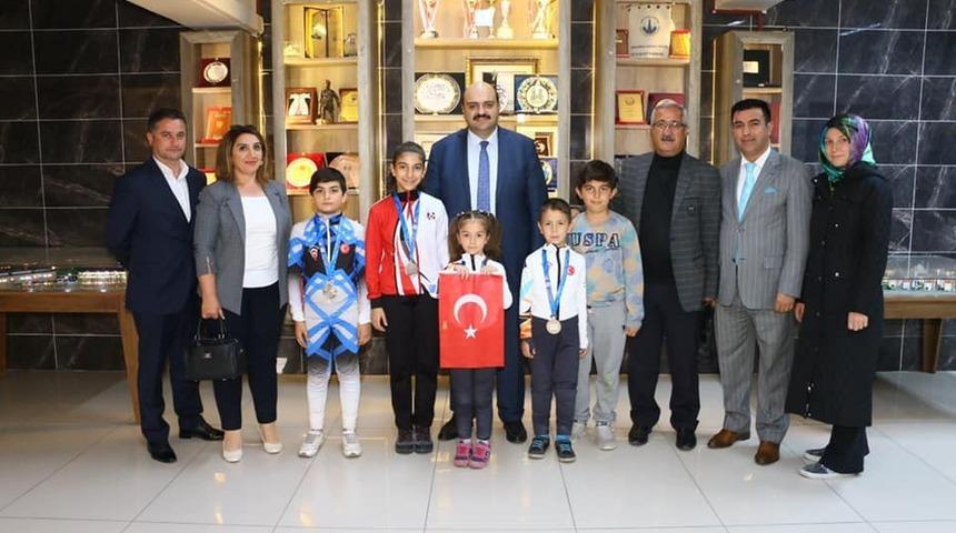 Başkan Orhan başarıyı &ouml;d&uuml;llendirdi