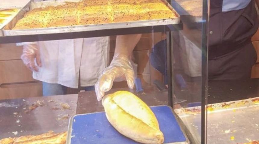 Burhaniye&rsquo;de eksik gramaj ekmek satan yandı