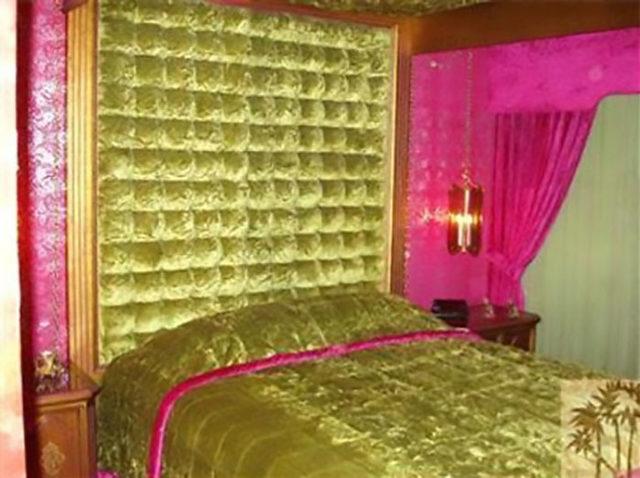 beds-bedrooms-with-threatening-auras-39-5d9c9e3f2c275__700