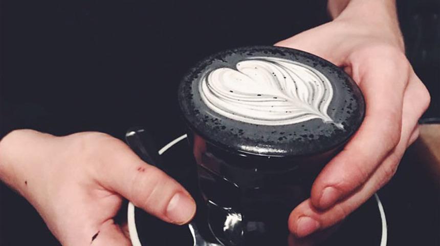 En Son Trend: Aktif Odun Kömüründen Latte