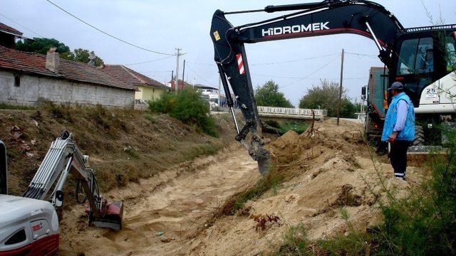 Sarıgöl’de kanalların temizliğine başlandı