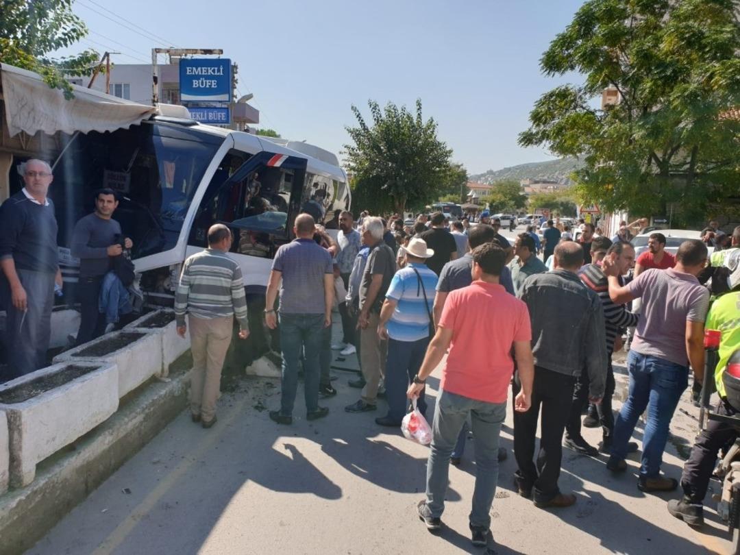 Bir garip kaza! 4 ara&ccedil;ta, 2 yaralı