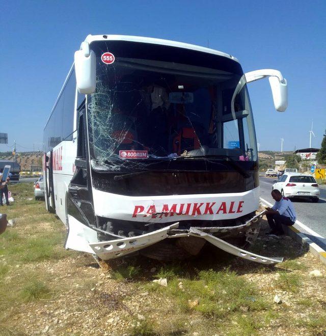 Yolcu otobüsü ile çarpışan otomobildeki çift yaralandı