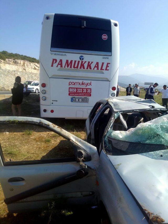 Yolcu otobüsü ile çarpışan otomobildeki çift yaralandı