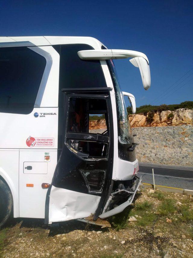 Yolcu otobüsü ile çarpışan otomobildeki çift yaralandı