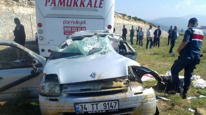 Yolcu otob&uuml;s&uuml; ile &ccedil;arpışan otomobildeki &ccedil;ift yaralandı