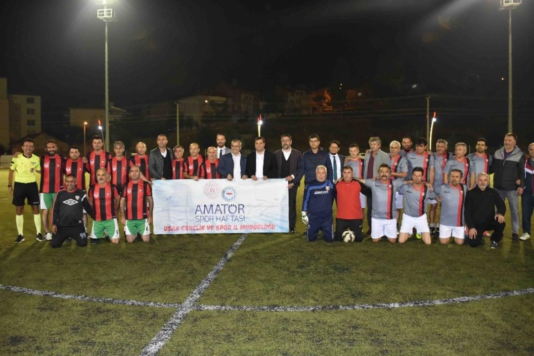 Eski amat&ouml;r futbolcular yeşil sahalarda kıyasıya m&uuml;cadele etti