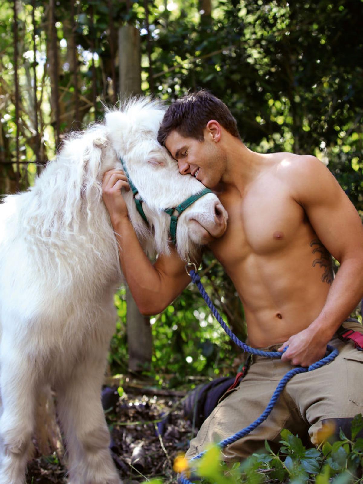 Avustralyalı itfaiyeciler 2020 takvimi i&ccedil;in kamera karşısına ge&ccedil;ti!